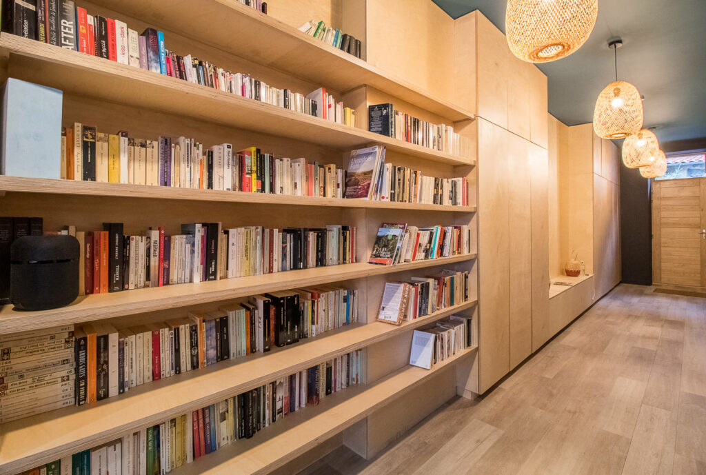 Transformation d'une ancienne grange en gîte de France à Billom par Cot a Cot Architecture d’intérieur.