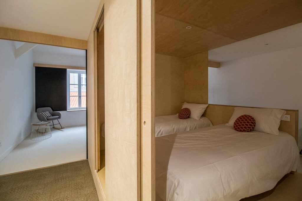 Transformation d'une grange - Gîte de France - chambre, rangement et mobilier sur mesure,  Billom (63), par Cot A Cot Architecture d'intérieur.