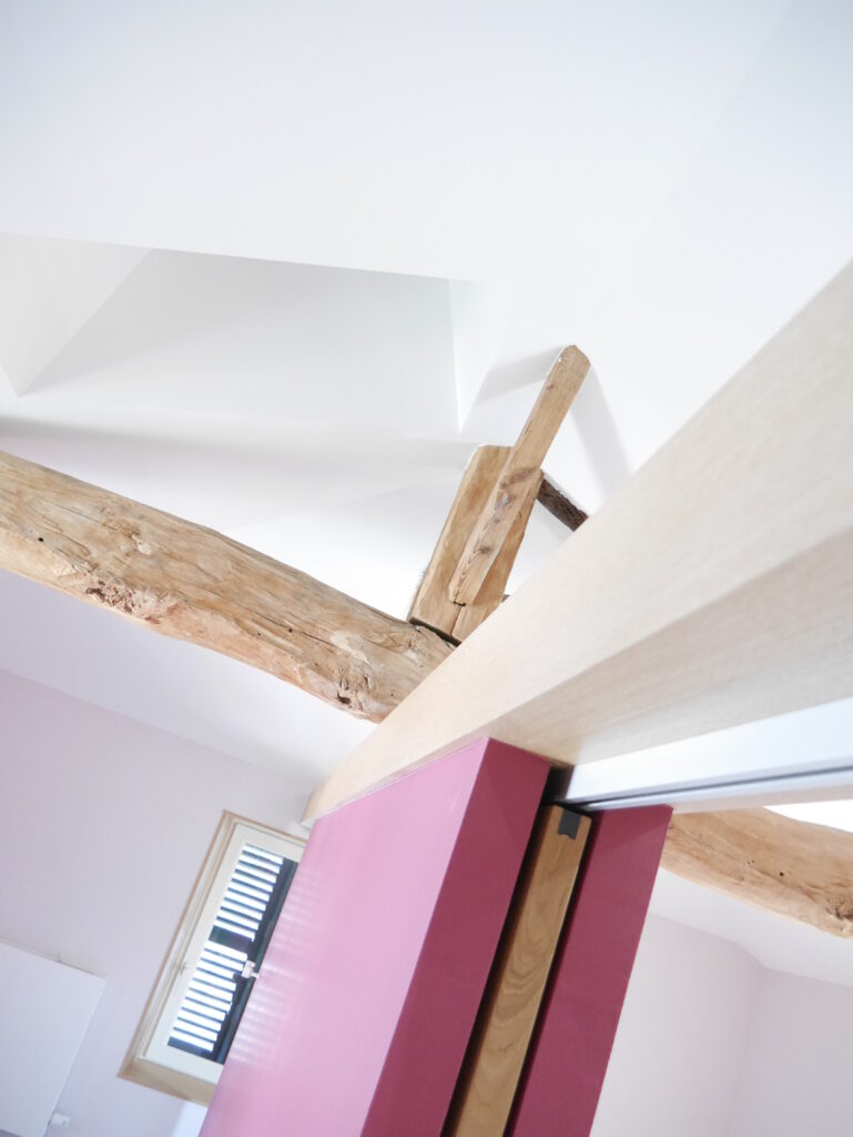 Détail charpente bois, combles, Ennezat (63), par Cot A Cot Architecture d'intérieur.