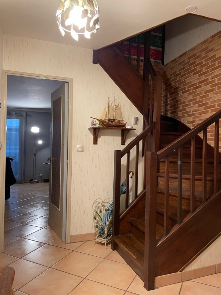 Escalier avant travaux, Cébazat (63), par Cot A Cot Architecture d'intérieur.