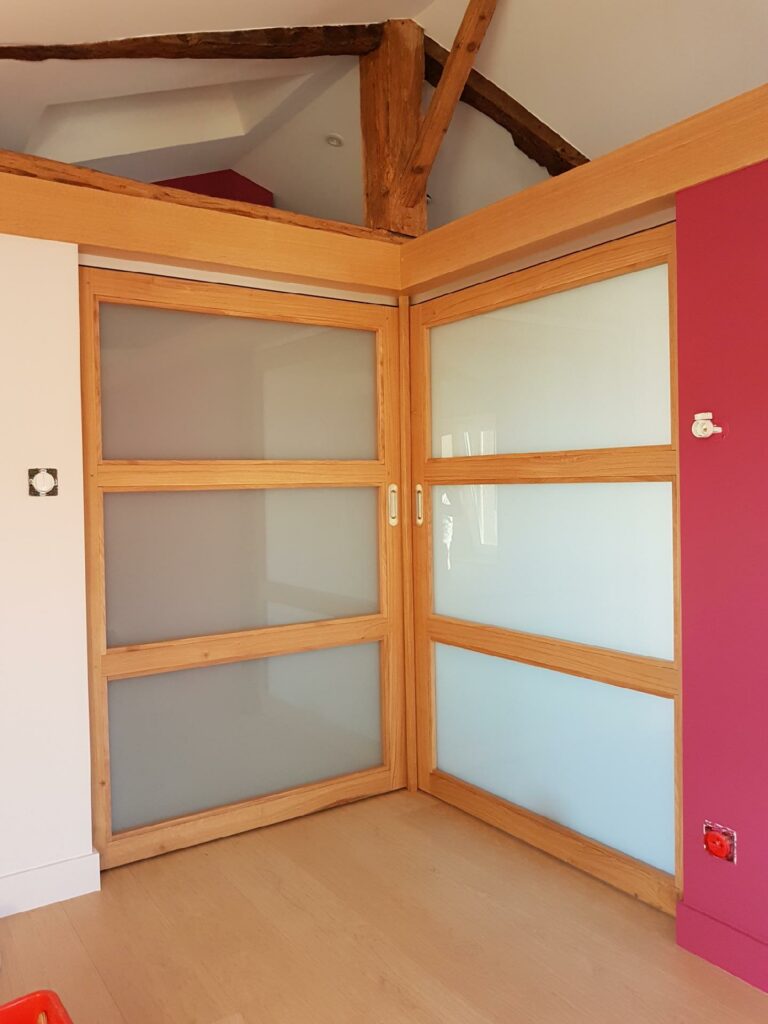 Portes coulissantes sur mesure, combles, Ennezat (63), par Cot A Cot Architecture d'intérieur.